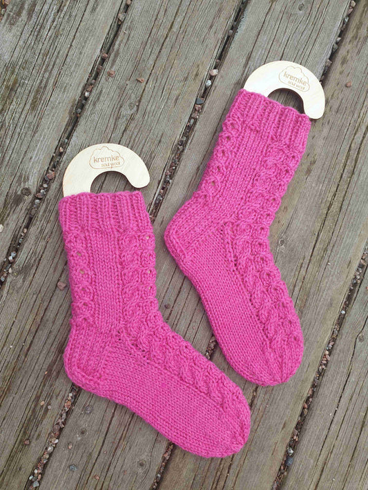 3 x Pirteät palmikkosukat lapselle, neuleohje