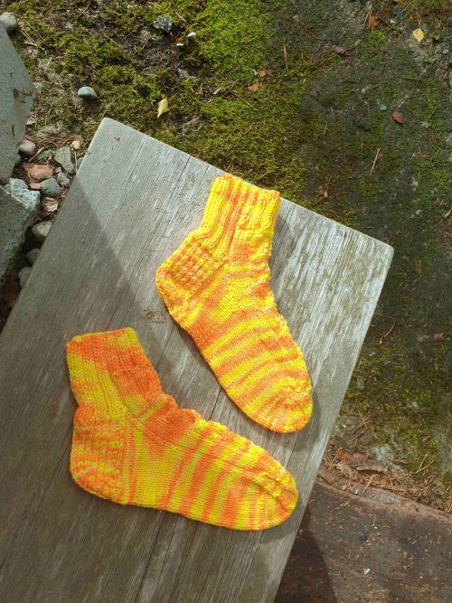 Auringonlaskun aikaan-sukat, neuleohje