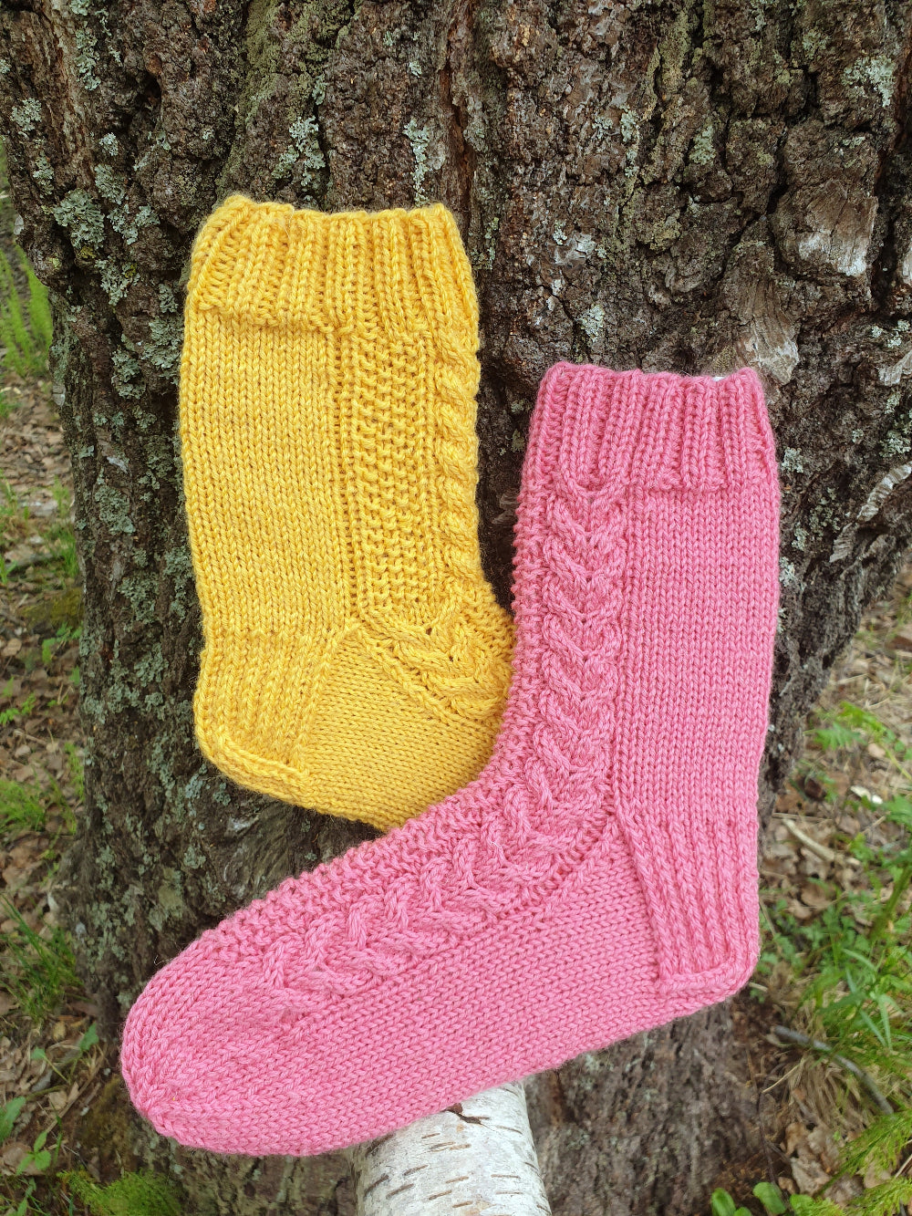 Aurora-palmikkosukat, neuleohje