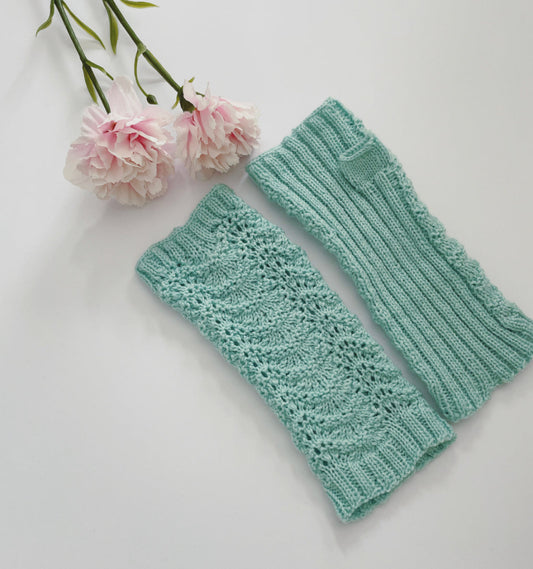 Neulotut Bella-kämmekkäät. Suunnittelija Heidi Jokinen.