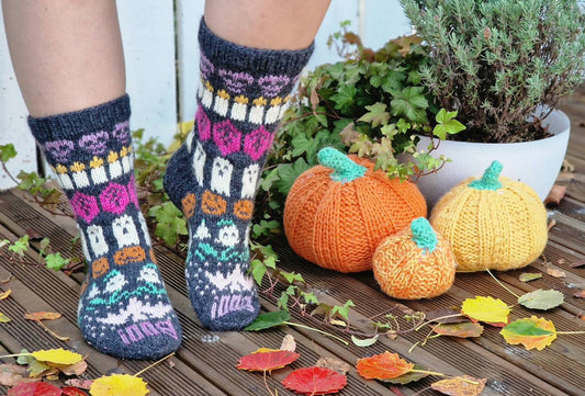 Halloween-sukat, neuleohje