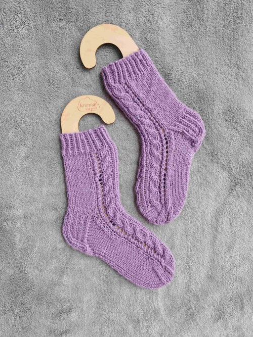 Iiris-palmikkosukat, neuleohje