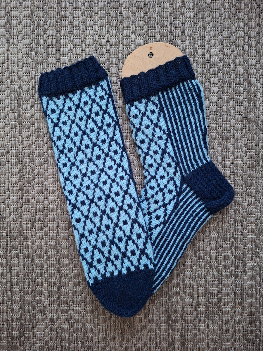 Miesten Ruutuset-sukat, neuleohje