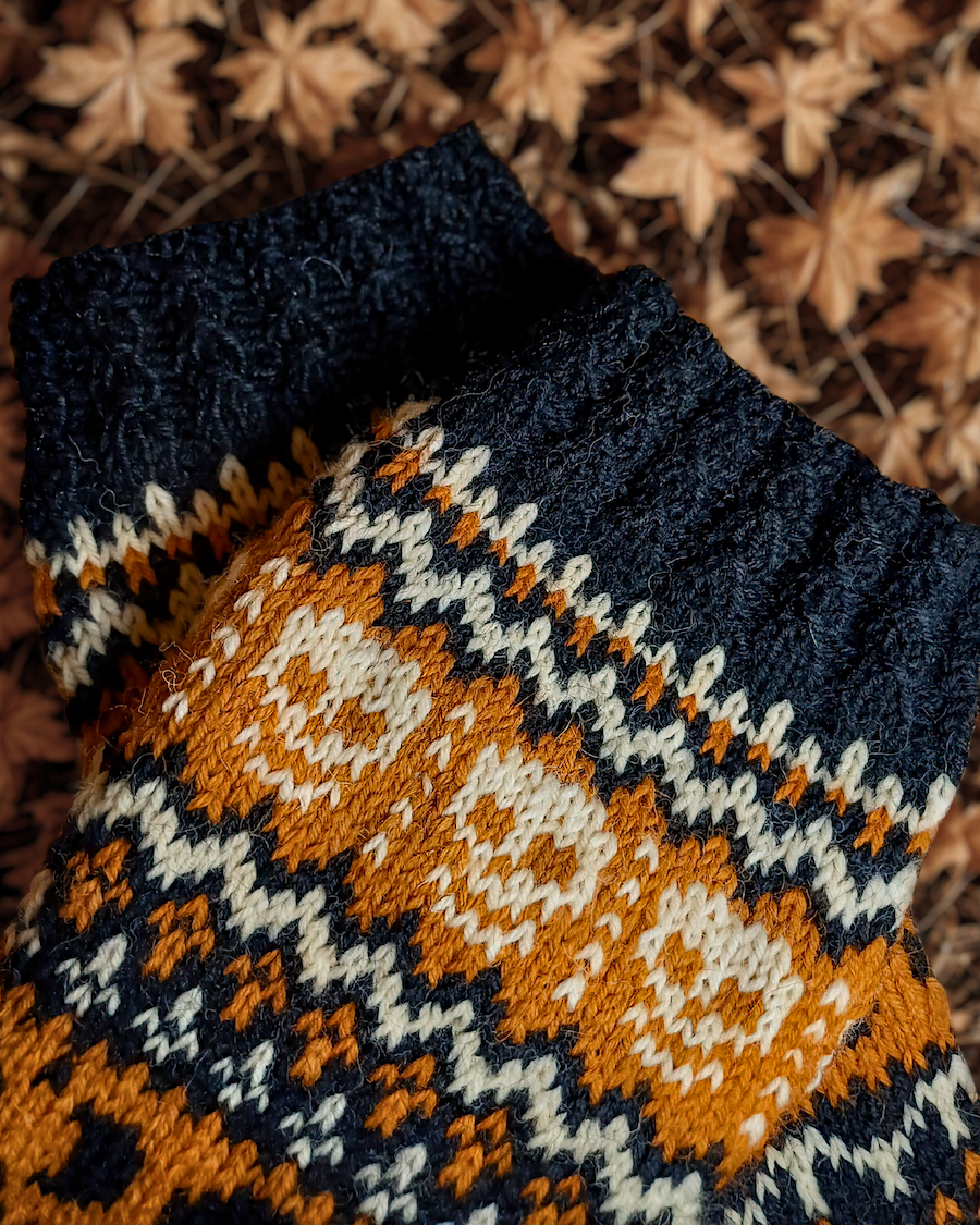 Kalloween-kirjoneulesukat, neuleohje