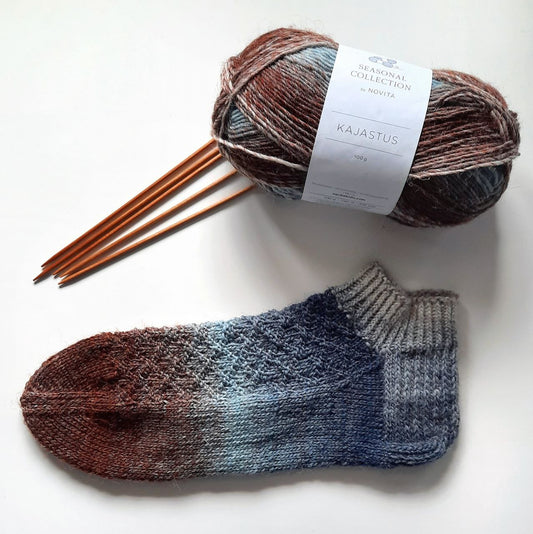 Kosken kuohu-sukat, neuleohje