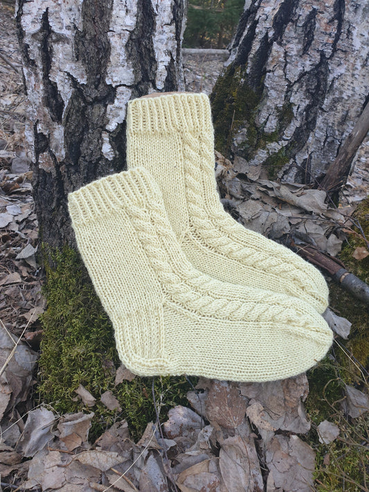 Ellinoora-palmikkosukat, neuleohje