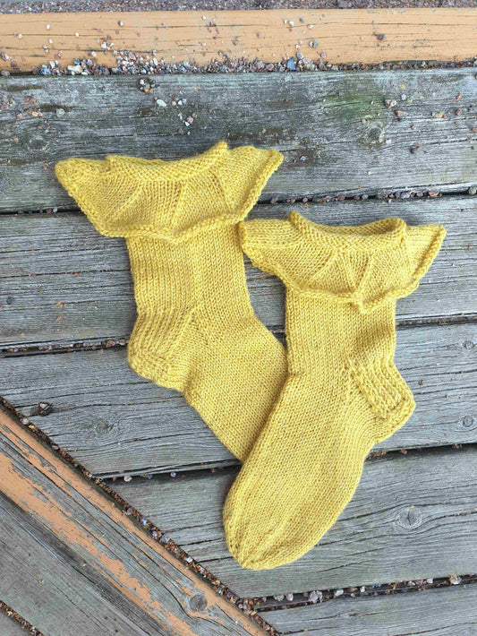 Lasten Sandra-röyhelösukat, neuleohje