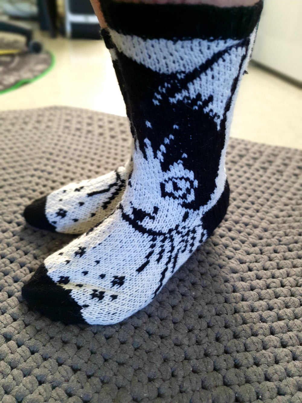 Magpies-kirjoneulesukat, neuleohje