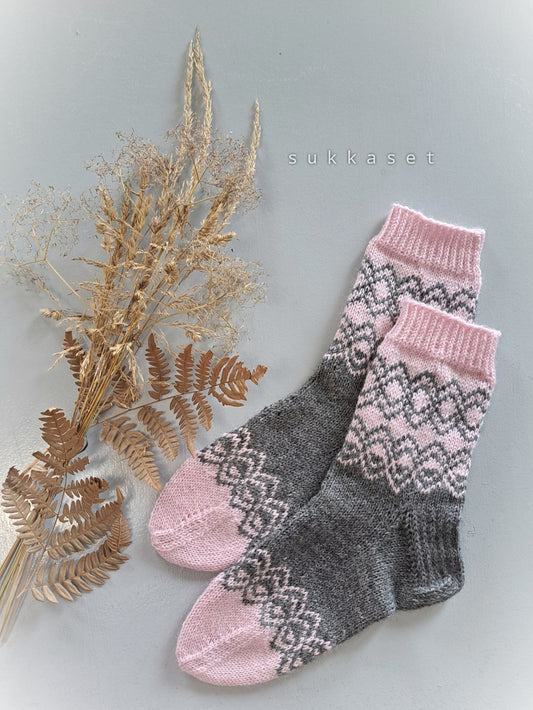 Ohjepaketti Kirsikka- ja Laineilla-villasukkiin, neuleohje