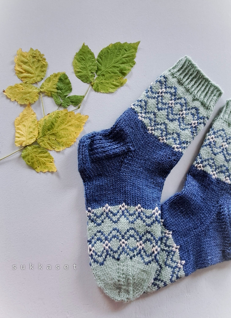 Ohjepaketti Kirsikka- ja Laineilla-villasukkiin, neuleohje