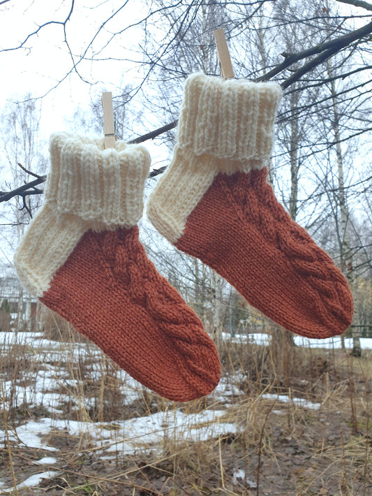 Palmikoiden taikaa-sukat, neuleohje