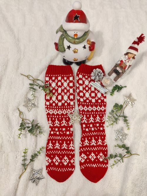 Tonttujen talviyö-sukat, neuleohje