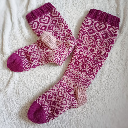 Frostyknitsin Ystävänpäiväsukat 2024, neuleohje