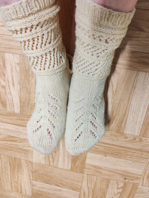 Corinne-villasukat, neuleohje