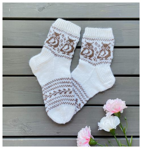 Eläinsukat kolmella variaatiolla, neuleohje