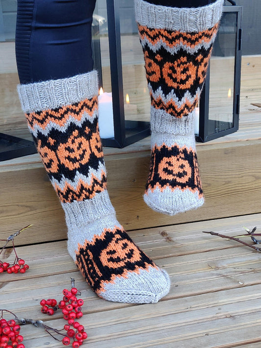 HaLLoWeen-kirjoneulesukat, neuleohje