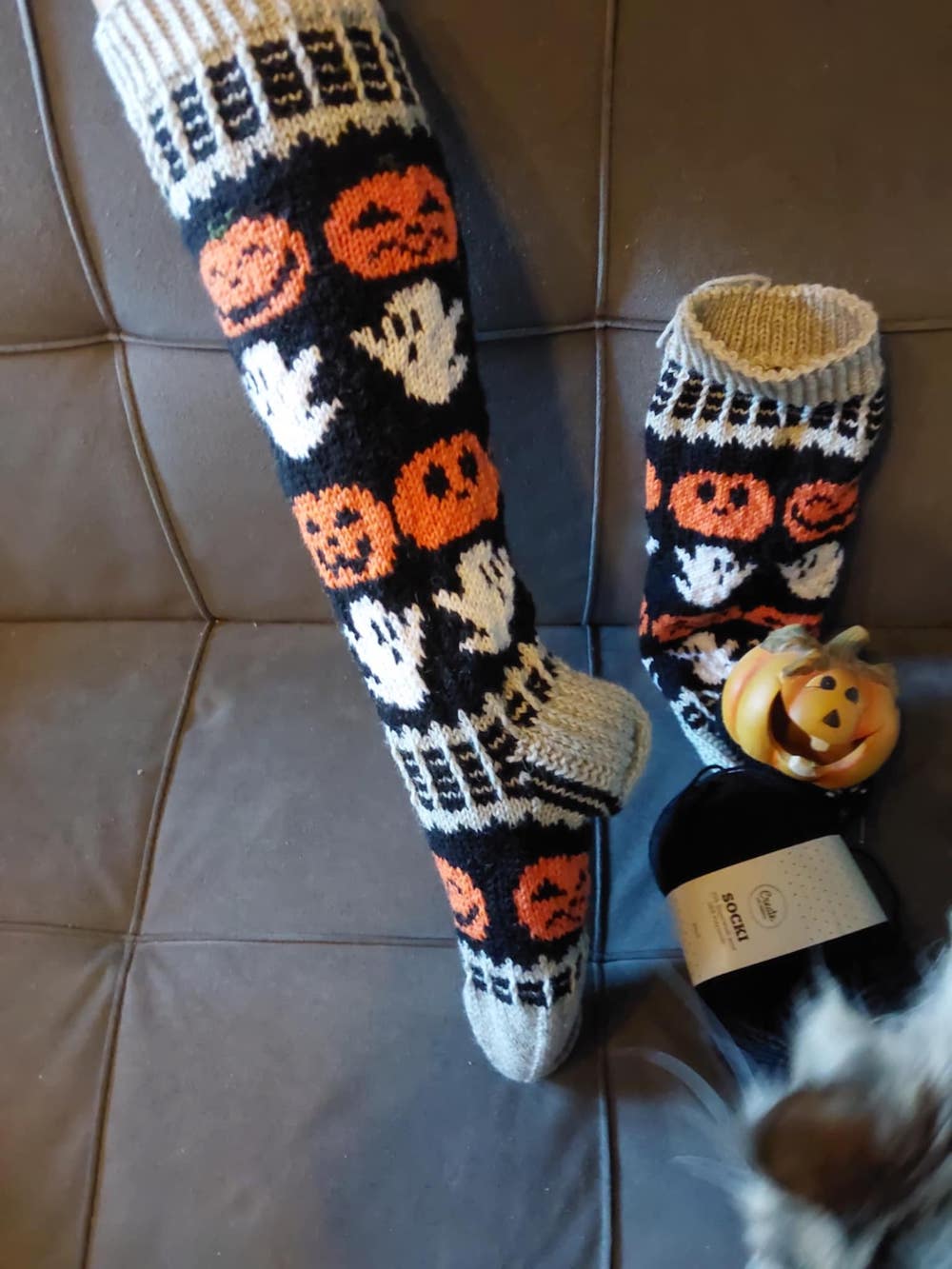 Halloween-sukat, neuleohje