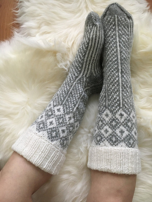 Hohde-kirjoneulesukat, neuleohje