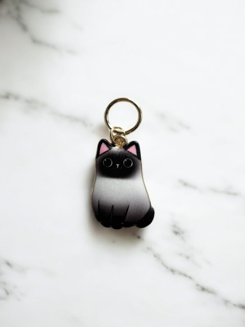 Silmukkamerkki, istuva kissa