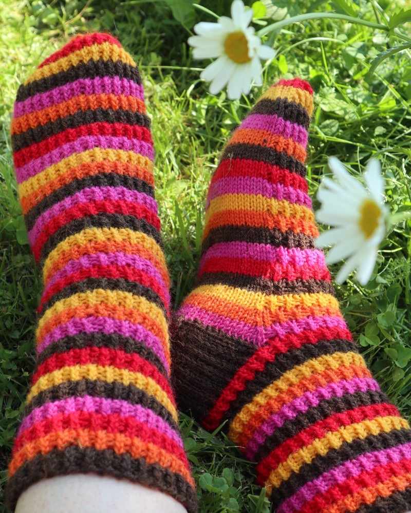 Juhannustanssit-sukat, neuleohje