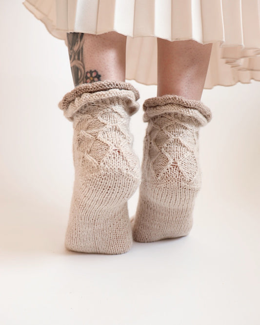 Jutta-röyhelösukat, neuleohje