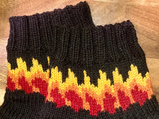 Liekeissä! -sukat, neuleohje