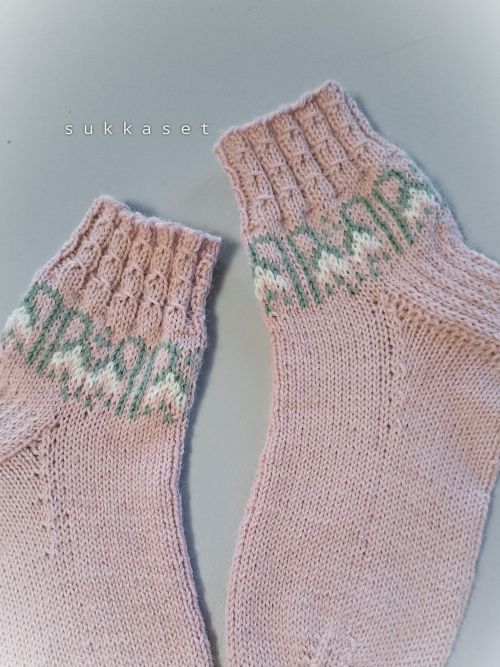 Lumililja-sukat, neuleohje