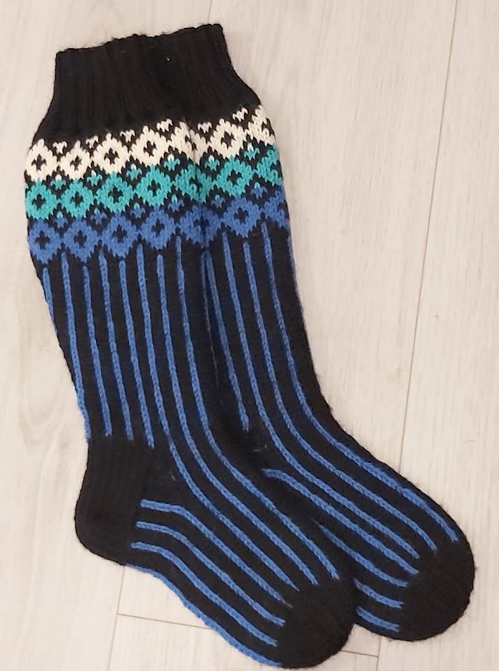 Metsän poika-kirjoneulesukat, neuleohje