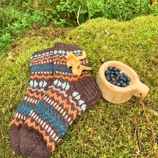 Metsäretkellä-villasukat, neuleohje