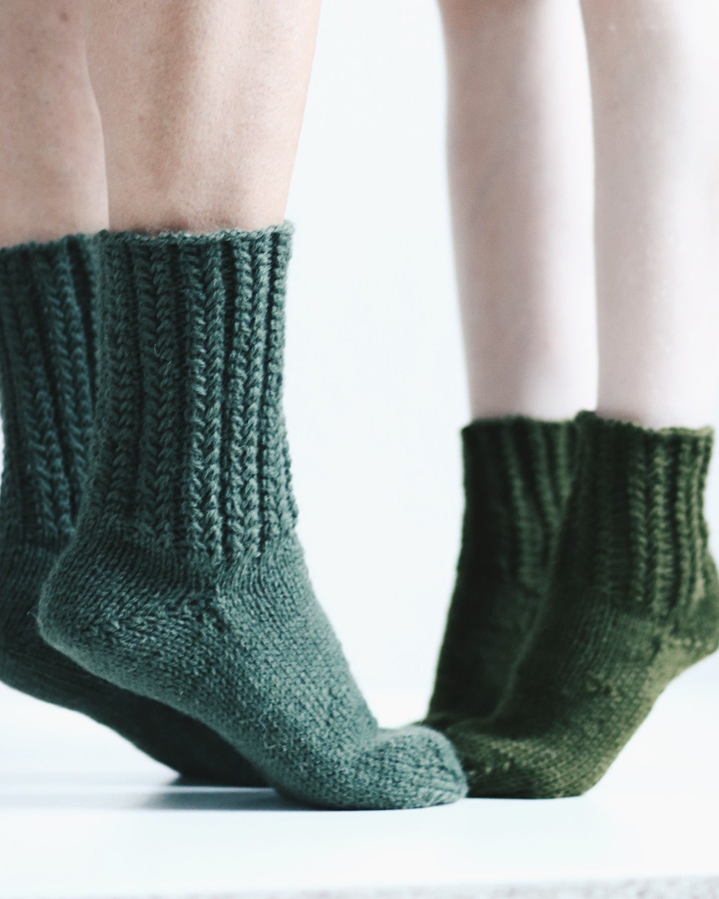 Metsä perhe - pipo, sukat, lapaset. Neuleohje