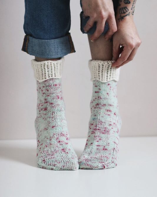 Mökkikuningatar-sukat, neuleohje