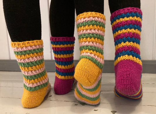 Omilla raidoilla-sukat, neuleohje