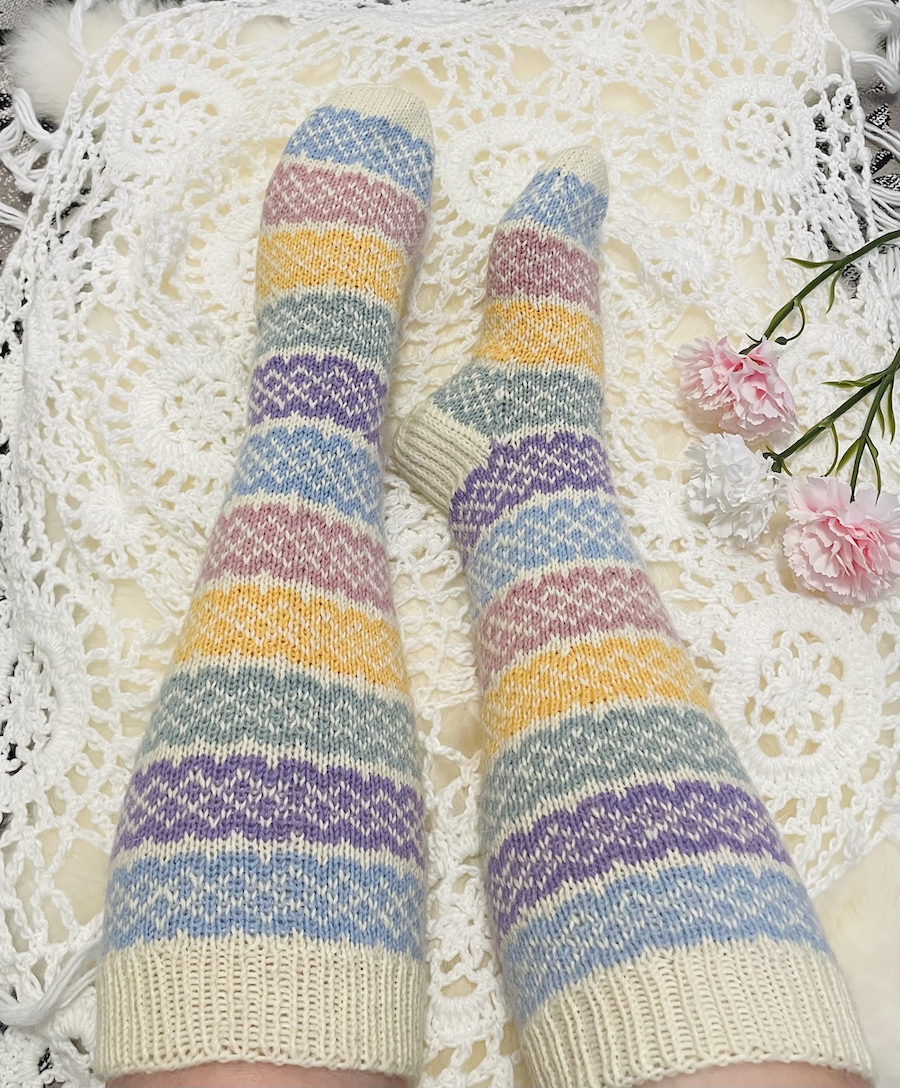 Pastellipitsi-kirjoneulesukat, neuleohje