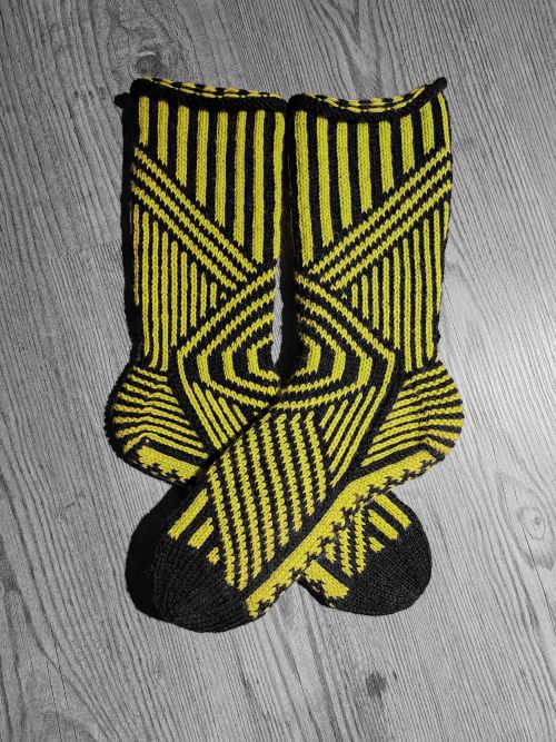 Puolipitkät raidat 38/39 ja 42/43 sukat, neuleohje