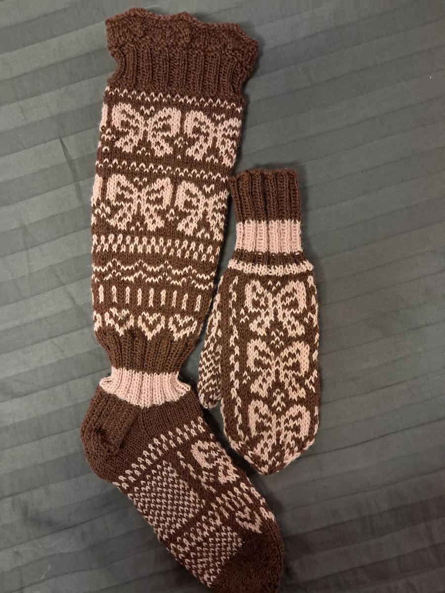 Rusetti-kirjoneulesukat, neuleohje