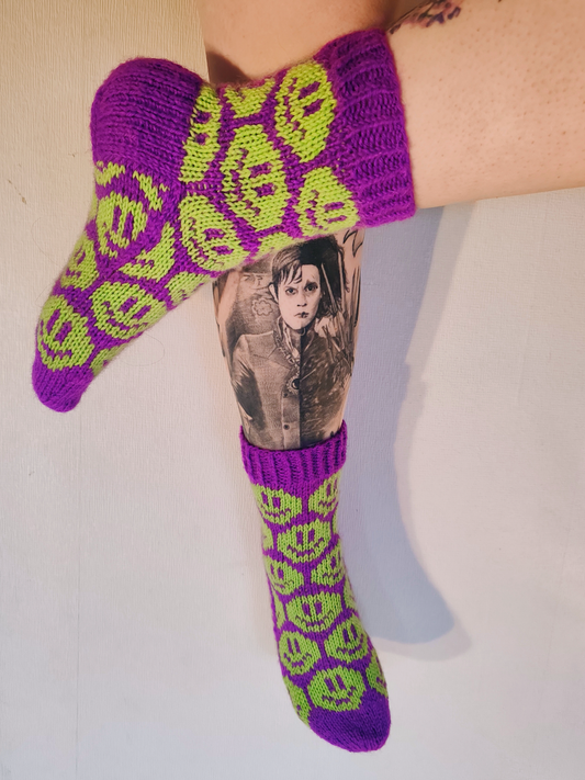 Smiley face-kirjoneulesukat, neuleohje