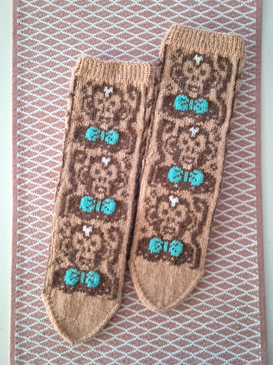 3 Apinaa-kirjoneulesukat, neuleohje