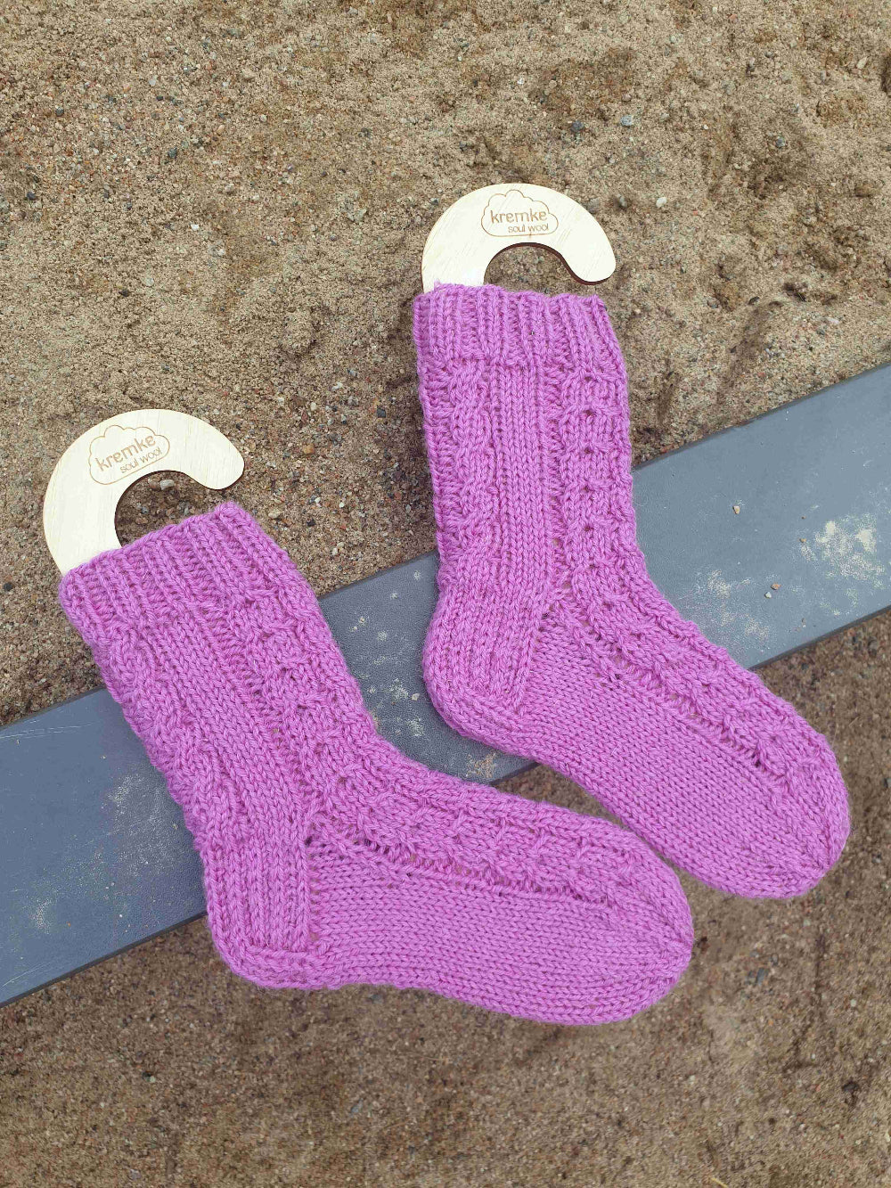 3 x Pirteät palmikkosukat lapselle, neuleohje