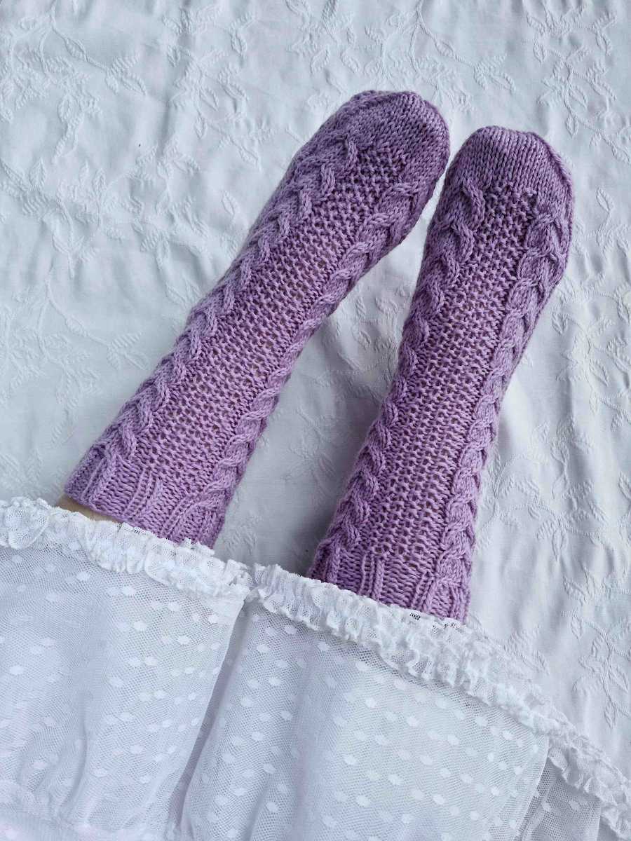 Aurora-palmikkosukat, neuleohje