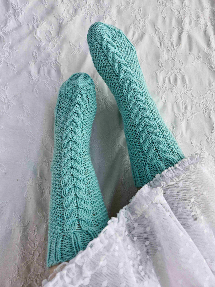 Aurora-palmikkosukat, neuleohje