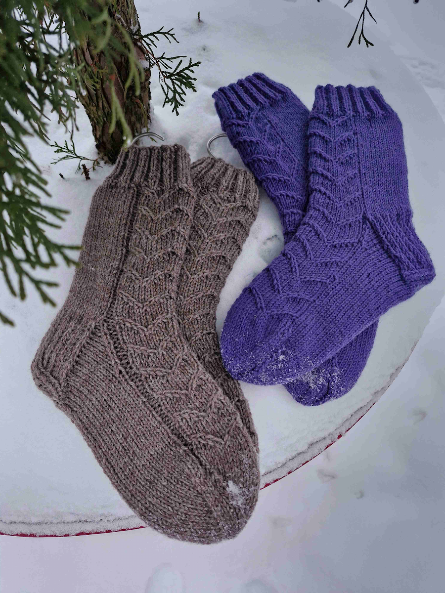 Miesten Eteenpäin-pintaneulesukat, neuleohje