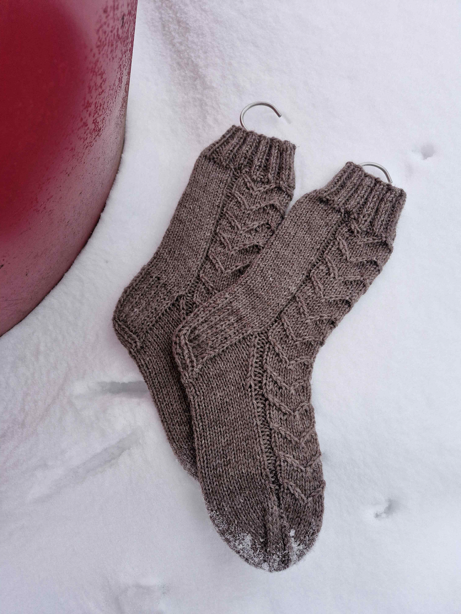 Miesten Eteenpäin-pintaneulesukat, neuleohje