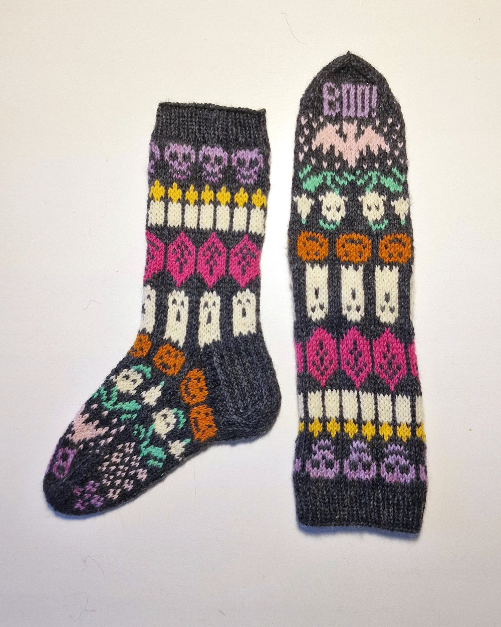 Halloween-sukat, neuleohje