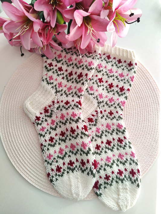 Hempeät-kirjoneulesukat, neuleohje