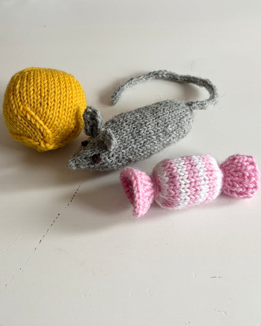 Kissojen Keväthepuli-lelusetti, neuleohje