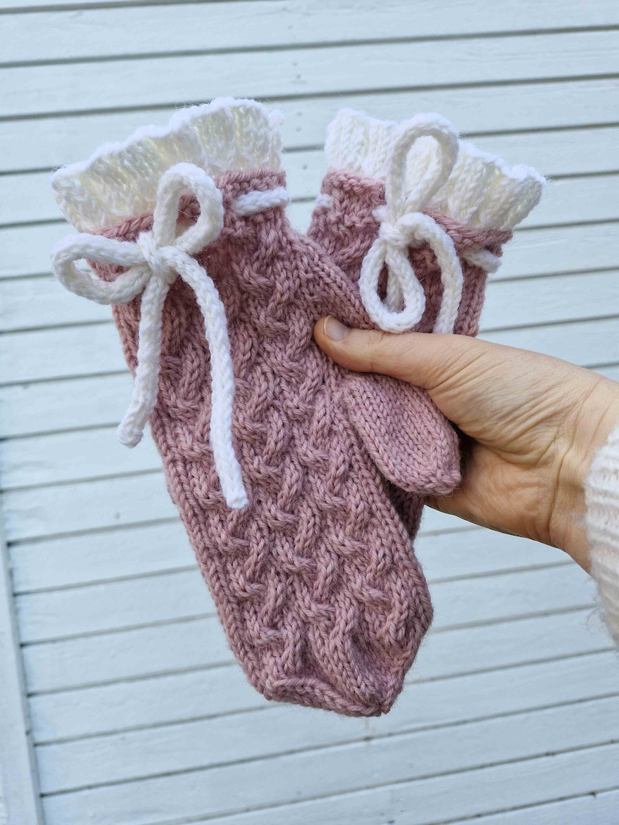 Jasmine-röyhelölapaset, neuleohje