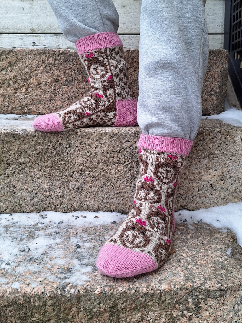 Nallekarhut-sukat, neuleohje