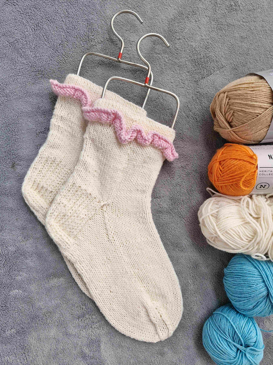 Lucy-röyhelösukat, neuleohje