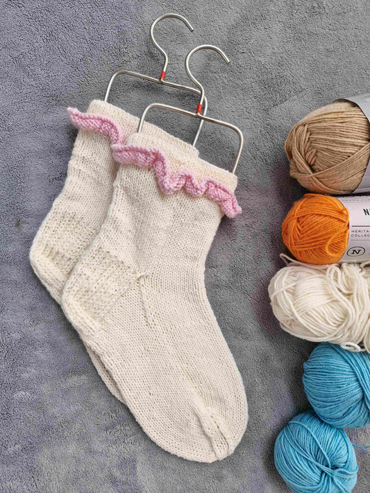 Lucy-röyhelösukat, neuleohje