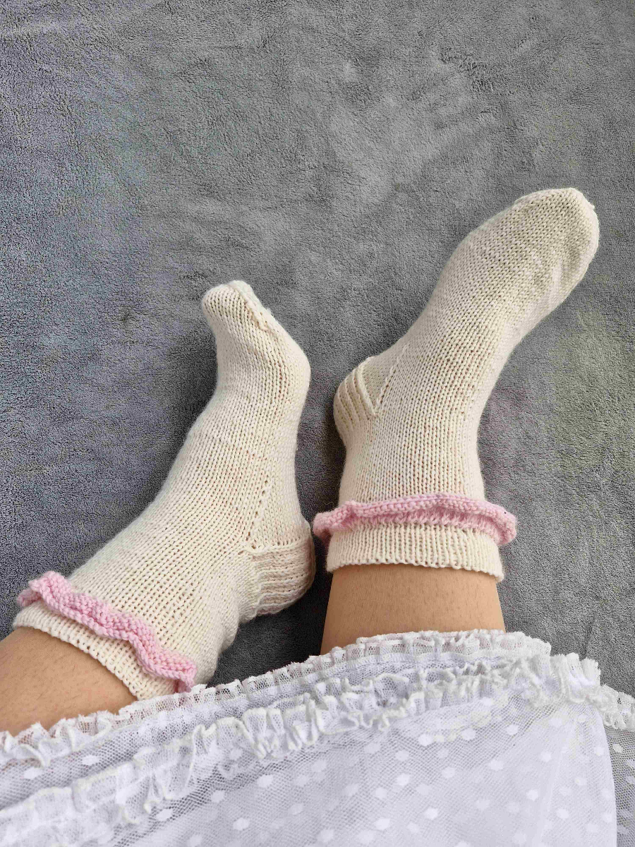 Lucy-röyhelösukat, neuleohje